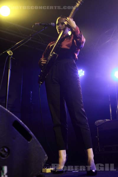 ANNA CALVI - 2010-11-04 - PARIS - La Boule Noire - 